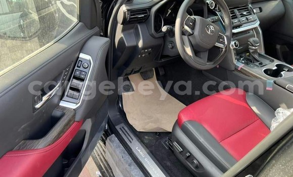 Haaraa Toyota Land Cruiser Black Makiinaa iti Addis–Ababa keessatti Ethiopia keessatti Haaraa Toyota Land Cruiser Black Makiinaa iti Addis–Ababa keessatti Ethiopia keessatti