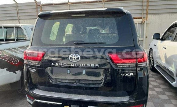 Haaraa Toyota Land Cruiser Black Makiinaa iti Addis–Ababa keessatti Ethiopia keessatti Haaraa Toyota Land Cruiser Black Makiinaa iti Addis–Ababa keessatti Ethiopia keessatti