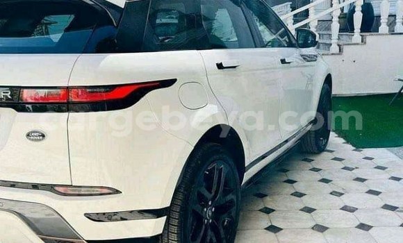 Haaraa Land Rover Range Rover Evoque White Makiinaa iti Addis–Ababa keessatti Ethiopia keessatti Haaraa Land Rover Range Rover Evoque White Makiinaa iti Addis–Ababa keessatti Ethiopia keessatti