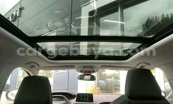 Haaraa Peugeot 5008 White Makiinaa iti Addis–Ababa keessatti Ethiopia keessatti Haaraa Peugeot 5008 White Makiinaa iti Addis–Ababa keessatti Ethiopia keessatti