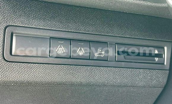 Haaraa Peugeot 5008 White Makiinaa iti Addis–Ababa keessatti Ethiopia keessatti Haaraa Peugeot 5008 White Makiinaa iti Addis–Ababa keessatti Ethiopia keessatti