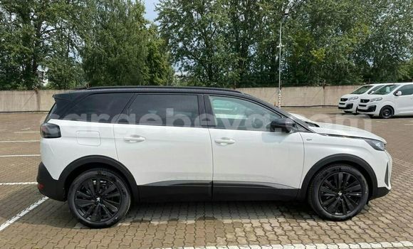 Haaraa Peugeot 5008 White Makiinaa iti Addis–Ababa keessatti Ethiopia keessatti Haaraa Peugeot 5008 White Makiinaa iti Addis–Ababa keessatti Ethiopia keessatti