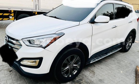 Oofamaa Hyundai Santa Fe White Makiinaa iti Addis–Ababa keessatti Ethiopia keessatti Oofamaa Hyundai Santa Fe White Makiinaa iti Addis–Ababa keessatti Ethiopia keessatti