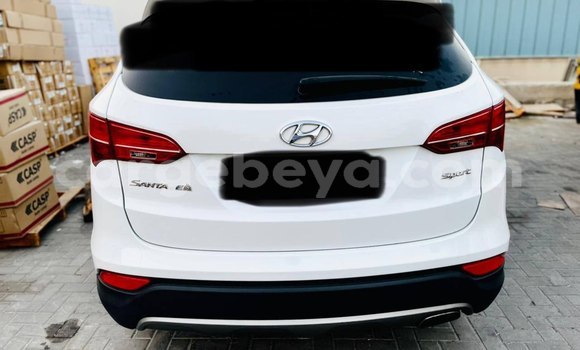 Oofamaa Hyundai Santa Fe White Makiinaa iti Addis–Ababa keessatti Ethiopia keessatti Oofamaa Hyundai Santa Fe White Makiinaa iti Addis–Ababa keessatti Ethiopia keessatti