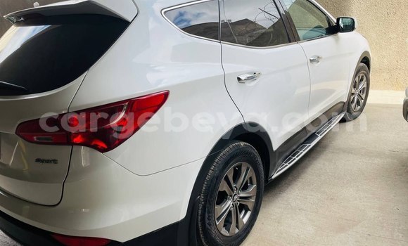 Oofamaa Hyundai Santa Fe White Makiinaa iti Addis–Ababa keessatti Ethiopia keessatti Oofamaa Hyundai Santa Fe White Makiinaa iti Addis–Ababa keessatti Ethiopia keessatti