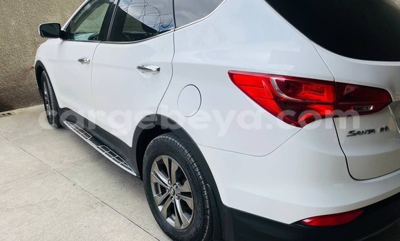 Oofamaa Hyundai Santa Fe White Makiinaa iti Addis–Ababa keessatti Ethiopia keessatti Oofamaa Hyundai Santa Fe White Makiinaa iti Addis–Ababa keessatti Ethiopia keessatti