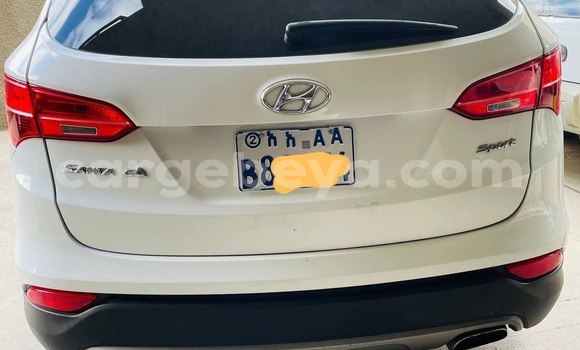 Oofamaa Hyundai Santa Fe White Makiinaa iti Addis–Ababa keessatti Ethiopia keessatti Oofamaa Hyundai Santa Fe White Makiinaa iti Addis–Ababa keessatti Ethiopia keessatti