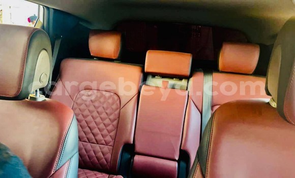 Oofamaa Hyundai Santa Fe White Makiinaa iti Addis–Ababa keessatti Ethiopia keessatti Oofamaa Hyundai Santa Fe White Makiinaa iti Addis–Ababa keessatti Ethiopia keessatti