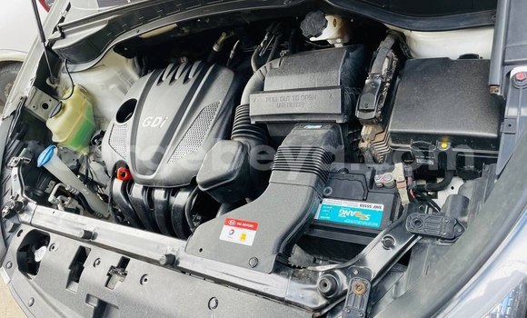 Oofamaa Hyundai Santa Fe White Makiinaa iti Addis–Ababa keessatti Ethiopia keessatti Oofamaa Hyundai Santa Fe White Makiinaa iti Addis–Ababa keessatti Ethiopia keessatti