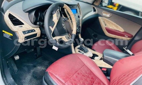 Oofamaa Hyundai Santa Fe White Makiinaa iti Addis–Ababa keessatti Ethiopia keessatti Oofamaa Hyundai Santa Fe White Makiinaa iti Addis–Ababa keessatti Ethiopia keessatti