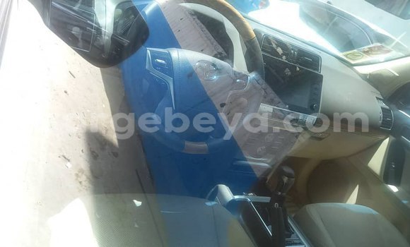 Haaraa Toyota Land Cruiser Prado Brown Makiinaa iti Addis–Ababa keessatti Ethiopia keessatti Haaraa Toyota Land Cruiser Prado Brown Makiinaa iti Addis–Ababa keessatti Ethiopia keessatti