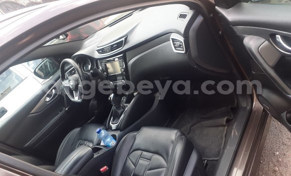 Oofamaa Nissan Qashqai Brown Makiinaa iti Addis–Ababa keessatti Ethiopia keessatti Oofamaa Nissan Qashqai Brown Makiinaa iti Addis–Ababa keessatti Ethiopia keessatti
