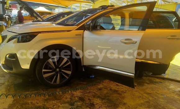 Oofamaa Peugeot 508 White Makiinaa iti Addis–Ababa keessatti Ethiopia keessatti Oofamaa Peugeot 508 White Makiinaa iti Addis–Ababa keessatti Ethiopia keessatti