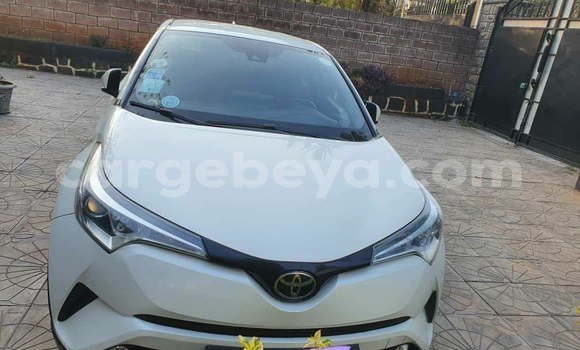 ይግዙ ያገለገለ Toyota C-HR ነጭ መኪና በ አዲስ አበባ በ ኢትዮጵያ ይግዙ ያገለገለ Toyota C-HR ነጭ መኪና በ አዲስ አበባ በ ኢትዮጵያ