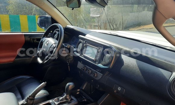 Oofamaa Toyota Tacoma White Makiinaa iti Addis–Ababa keessatti Ethiopia keessatti Oofamaa Toyota Tacoma White Makiinaa iti Addis–Ababa keessatti Ethiopia keessatti