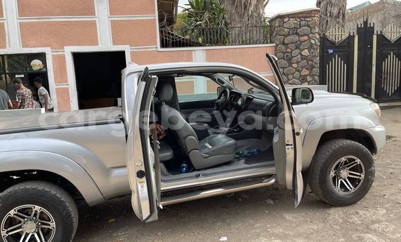 Oofamaa Toyota Tacoma Silver Makiinaa iti Addis–Ababa keessatti Ethiopia keessatti Oofamaa Toyota Tacoma Silver Makiinaa iti Addis–Ababa keessatti Ethiopia keessatti