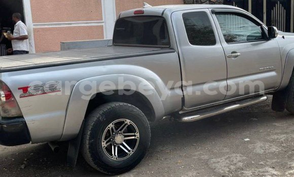 Oofamaa Toyota Tacoma Silver Makiinaa iti Addis–Ababa keessatti Ethiopia keessatti Oofamaa Toyota Tacoma Silver Makiinaa iti Addis–Ababa keessatti Ethiopia keessatti