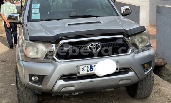 Oofamaa Toyota Tacoma Silver Makiinaa iti Addis–Ababa keessatti Ethiopia keessatti Oofamaa Toyota Tacoma Silver Makiinaa iti Addis–Ababa keessatti Ethiopia keessatti