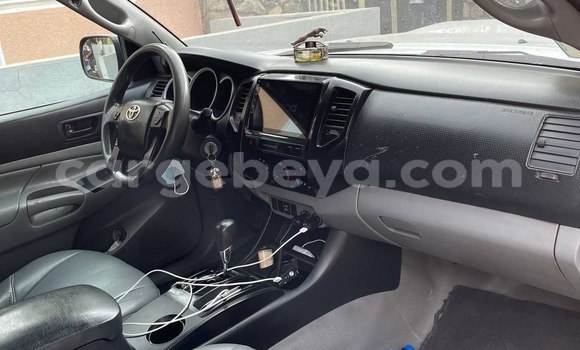 Oofamaa Toyota Tacoma Silver Makiinaa iti Addis–Ababa keessatti Ethiopia keessatti Oofamaa Toyota Tacoma Silver Makiinaa iti Addis–Ababa keessatti Ethiopia keessatti