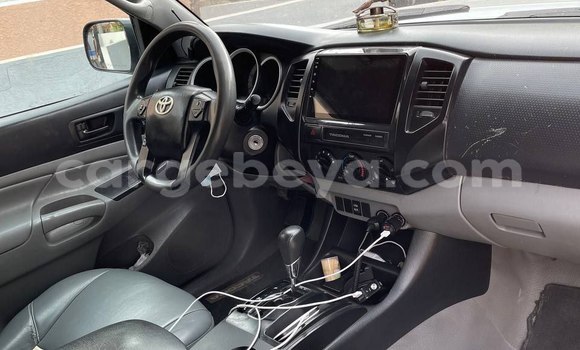 Oofamaa Toyota Tacoma Silver Makiinaa iti Addis–Ababa keessatti Ethiopia keessatti Oofamaa Toyota Tacoma Silver Makiinaa iti Addis–Ababa keessatti Ethiopia keessatti