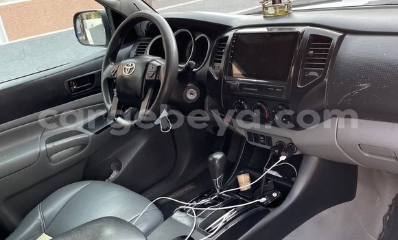 Oofamaa Toyota Tacoma Silver Makiinaa iti Addis–Ababa keessatti Ethiopia keessatti Oofamaa Toyota Tacoma Silver Makiinaa iti Addis–Ababa keessatti Ethiopia keessatti