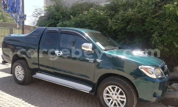 Oofamaa Toyota Hilux Green Makiinaa iti Addis–Ababa keessatti Ethiopia keessatti Oofamaa Toyota Hilux Green Makiinaa iti Addis–Ababa keessatti Ethiopia keessatti