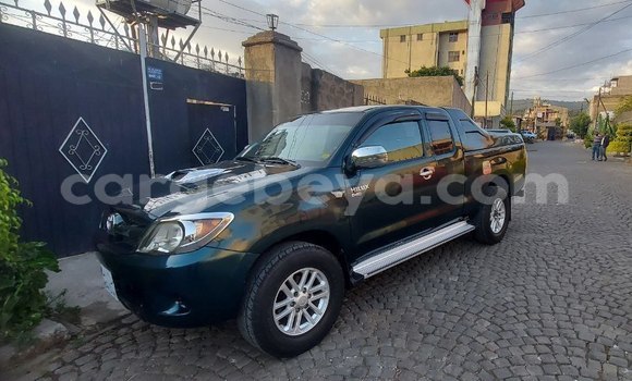Oofamaa Toyota Hilux Green Makiinaa iti Addis–Ababa keessatti Ethiopia keessatti Oofamaa Toyota Hilux Green Makiinaa iti Addis–Ababa keessatti Ethiopia keessatti