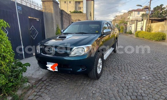 Oofamaa Toyota Hilux Green Makiinaa iti Addis–Ababa keessatti Ethiopia keessatti Oofamaa Toyota Hilux Green Makiinaa iti Addis–Ababa keessatti Ethiopia keessatti