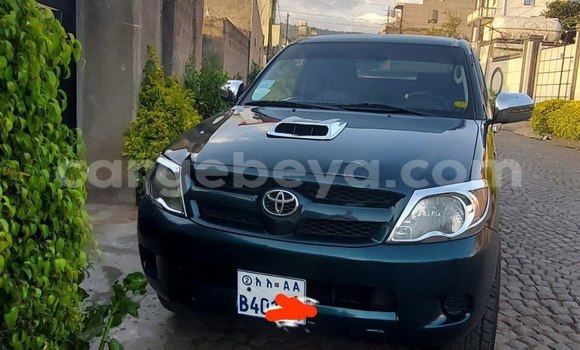 Oofamaa Toyota Hilux Green Makiinaa iti Addis–Ababa keessatti Ethiopia keessatti Oofamaa Toyota Hilux Green Makiinaa iti Addis–Ababa keessatti Ethiopia keessatti