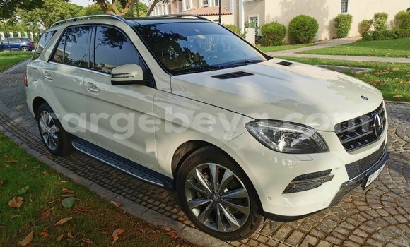 Oofamaa Mercedes-Benz ML–Class White Makiinaa iti Addis–Ababa keessatti Ethiopia keessatti Oofamaa Mercedes-Benz ML–Class White Makiinaa iti Addis–Ababa keessatti Ethiopia keessatti