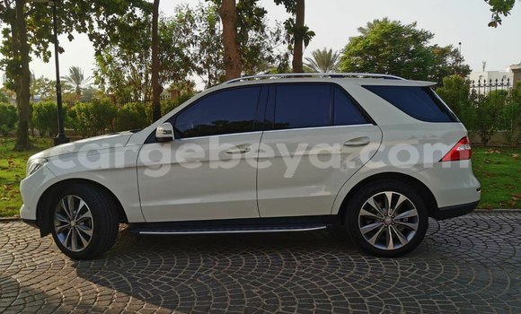 Oofamaa Mercedes-Benz ML–Class White Makiinaa iti Addis–Ababa keessatti Ethiopia keessatti Oofamaa Mercedes-Benz ML–Class White Makiinaa iti Addis–Ababa keessatti Ethiopia keessatti