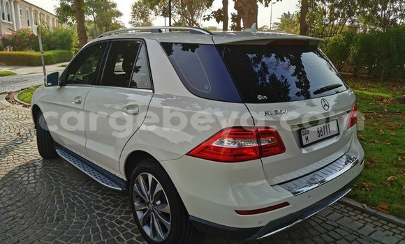 Oofamaa Mercedes-Benz ML–Class White Makiinaa iti Addis–Ababa keessatti Ethiopia keessatti Oofamaa Mercedes-Benz ML–Class White Makiinaa iti Addis–Ababa keessatti Ethiopia keessatti