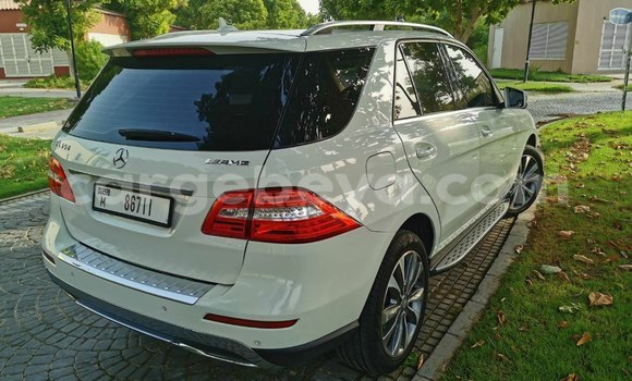 Oofamaa Mercedes-Benz ML–Class White Makiinaa iti Addis–Ababa keessatti Ethiopia keessatti Oofamaa Mercedes-Benz ML–Class White Makiinaa iti Addis–Ababa keessatti Ethiopia keessatti