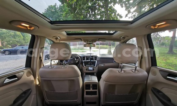 Oofamaa Mercedes-Benz ML–Class White Makiinaa iti Addis–Ababa keessatti Ethiopia keessatti Oofamaa Mercedes-Benz ML–Class White Makiinaa iti Addis–Ababa keessatti Ethiopia keessatti