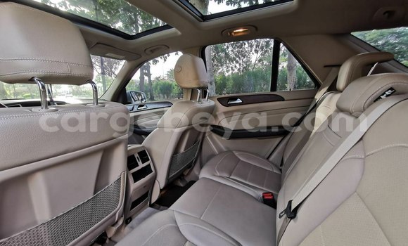 Oofamaa Mercedes-Benz ML–Class White Makiinaa iti Addis–Ababa keessatti Ethiopia keessatti Oofamaa Mercedes-Benz ML–Class White Makiinaa iti Addis–Ababa keessatti Ethiopia keessatti