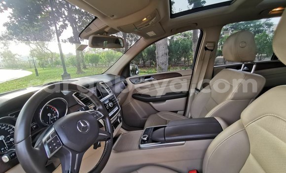Oofamaa Mercedes-Benz ML–Class White Makiinaa iti Addis–Ababa keessatti Ethiopia keessatti Oofamaa Mercedes-Benz ML–Class White Makiinaa iti Addis–Ababa keessatti Ethiopia keessatti