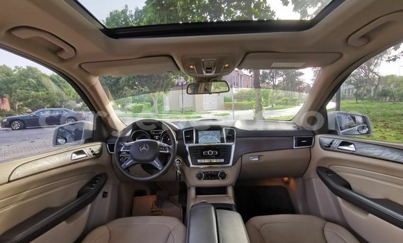 Oofamaa Mercedes-Benz ML–Class White Makiinaa iti Addis–Ababa keessatti Ethiopia keessatti Oofamaa Mercedes-Benz ML–Class White Makiinaa iti Addis–Ababa keessatti Ethiopia keessatti