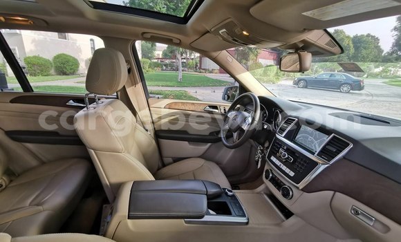 Oofamaa Mercedes-Benz ML–Class White Makiinaa iti Addis–Ababa keessatti Ethiopia keessatti Oofamaa Mercedes-Benz ML–Class White Makiinaa iti Addis–Ababa keessatti Ethiopia keessatti