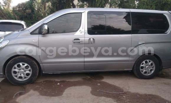 Oofamaa Hyundai Starex Silver Makiinaa iti Addis–Ababa keessatti Ethiopia keessatti Oofamaa Hyundai Starex Silver Makiinaa iti Addis–Ababa keessatti Ethiopia keessatti