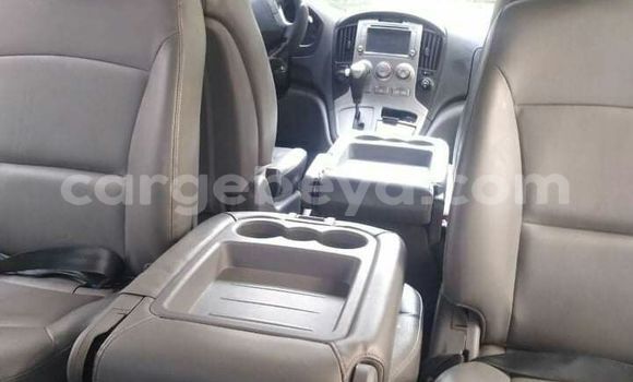 Oofamaa Hyundai Starex Silver Makiinaa iti Addis–Ababa keessatti Ethiopia keessatti Oofamaa Hyundai Starex Silver Makiinaa iti Addis–Ababa keessatti Ethiopia keessatti