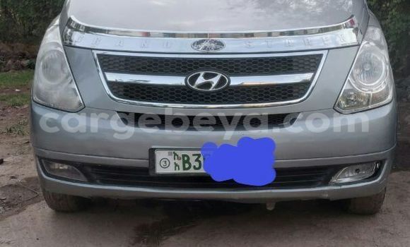 Oofamaa Hyundai Starex Silver Makiinaa iti Addis–Ababa keessatti Ethiopia keessatti Oofamaa Hyundai Starex Silver Makiinaa iti Addis–Ababa keessatti Ethiopia keessatti
