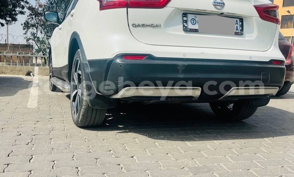 Oofamaa Nissan Qashqai White Makiinaa iti Addis–Ababa keessatti Ethiopia keessatti Oofamaa Nissan Qashqai White Makiinaa iti Addis–Ababa keessatti Ethiopia keessatti