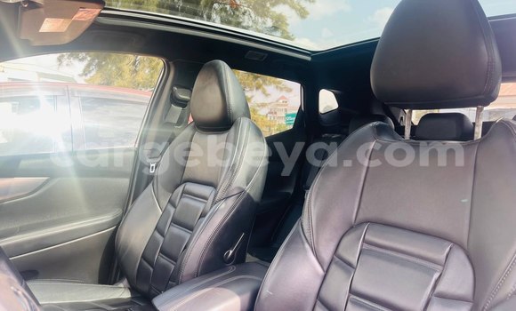 Oofamaa Nissan Qashqai White Makiinaa iti Addis–Ababa keessatti Ethiopia keessatti Oofamaa Nissan Qashqai White Makiinaa iti Addis–Ababa keessatti Ethiopia keessatti