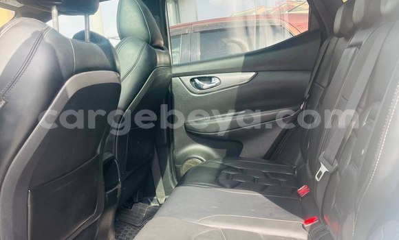 Oofamaa Nissan Qashqai White Makiinaa iti Addis–Ababa keessatti Ethiopia keessatti Oofamaa Nissan Qashqai White Makiinaa iti Addis–Ababa keessatti Ethiopia keessatti