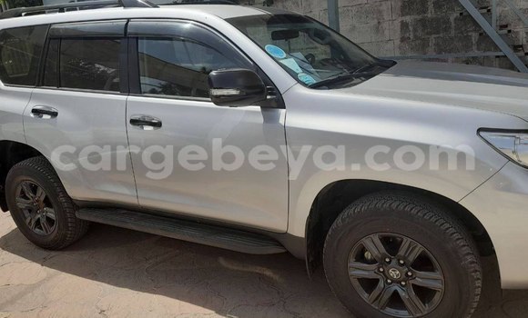 Oofamaa Toyota Land Cruiser Prado Silver Makiinaa iti Addis–Ababa keessatti Ethiopia keessatti Oofamaa Toyota Land Cruiser Prado Silver Makiinaa iti Addis–Ababa keessatti Ethiopia keessatti