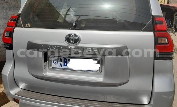 Oofamaa Toyota Land Cruiser Prado Silver Makiinaa iti Addis–Ababa keessatti Ethiopia keessatti Oofamaa Toyota Land Cruiser Prado Silver Makiinaa iti Addis–Ababa keessatti Ethiopia keessatti