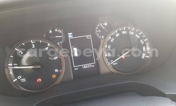 Oofamaa Toyota Land Cruiser Prado Silver Makiinaa iti Addis–Ababa keessatti Ethiopia keessatti Oofamaa Toyota Land Cruiser Prado Silver Makiinaa iti Addis–Ababa keessatti Ethiopia keessatti