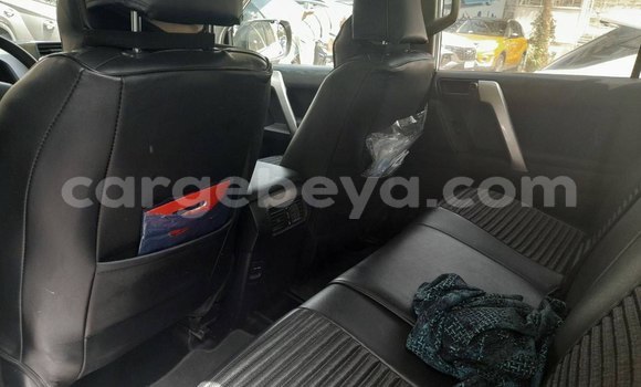 Oofamaa Toyota Land Cruiser Prado Silver Makiinaa iti Addis–Ababa keessatti Ethiopia keessatti Oofamaa Toyota Land Cruiser Prado Silver Makiinaa iti Addis–Ababa keessatti Ethiopia keessatti