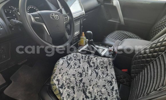 Oofamaa Toyota Land Cruiser Prado Silver Makiinaa iti Addis–Ababa keessatti Ethiopia keessatti Oofamaa Toyota Land Cruiser Prado Silver Makiinaa iti Addis–Ababa keessatti Ethiopia keessatti