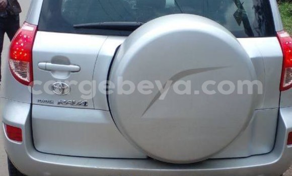 Oofamaa Toyota RAV4 Silver Makiinaa iti Addis–Ababa keessatti Ethiopia keessatti Oofamaa Toyota RAV4 Silver Makiinaa iti Addis–Ababa keessatti Ethiopia keessatti